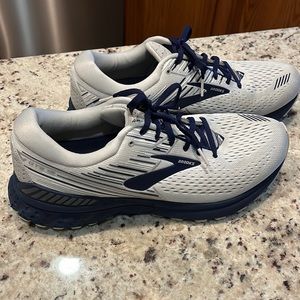 Mens Brooks Sneakers Size 12 - white and navy blue